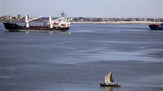 Suezský prplav (1. kvtna 2014).