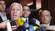 Lídr palestinské delegace v Káhie Azzám Ahmad mluví s novinái, oznámil...
