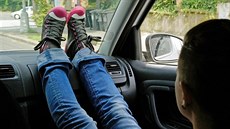Nohy položené na přístrojové desce znamenají pro spousty lidí úlevu od bolavých... Nohy položené na přístrojové desce znamenají pro spousty lidí úlevu od bolavých...