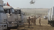 Ruská vojenská helikoptéra během přistání nedaleko humanitárního konvoje (14.... Ruská vojenská helikoptéra během přistání nedaleko humanitárního konvoje (14....