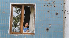 Jedna z obyvatelek Doncku obhlíí kody napáchané tkými boji (8. srpna 2014).