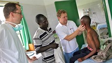 Aleš Bárta pomohl v africké Keni vybudovat nemocnici, která ročně ošetří devět... Aleš Bárta pomohl v africké Keni vybudovat nemocnici, která ročně ošetří devět...