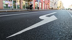 Ve frekventované ulici Jana Palacha leží asfalt bez gumové příměsi snižující... Ve frekventované ulici Jana Palacha leží asfalt bez gumové příměsi snižující...