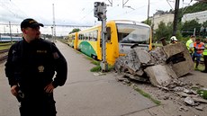 Osobní vlak na Smíchovském nádraží zastavil až o zarážedlo. (18. srpna 2014) Osobní vlak na Smíchovském nádraží zastavil až o zarážedlo. (18. srpna 2014)