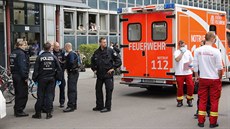 Nmetí policisté a záchranái ped uzaveným úadem práce v berlínském...