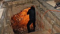 V podzemí kostela svatého ducha v Opav prozkoumávají archeologové i kryptu.