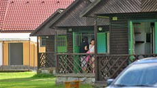 V kempu je 30 dřevěných chatek, recepce, zavřené občerstvení, čisté sprchy a... V kempu je 30 dřevěných chatek, recepce, zavřené občerstvení, čisté sprchy a...