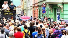 Na protiromské demonstraci aparatura chybla, eníci mluvili z korby malého náklaáku.