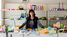 V obchůdku prodávala Iva Kadlecová hlavně úklidové potřeby a drogerii. Po dvou... V obchůdku prodávala Iva Kadlecová hlavně úklidové potřeby a drogerii. Po dvou...