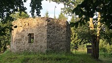 Na Šacberku je v současnosti jenom torzo vyhlídkové věže. Stojí na vrchu, kde... Na Šacberku je v současnosti jenom torzo vyhlídkové věže. Stojí na vrchu, kde...