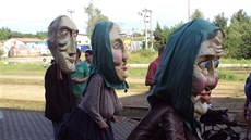 Masky v sobotu uchvátili cestující na nádraí v Teli.