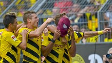 Fotbalisté Dortmundu a Pierre-Emerick Aubameyang v masce Spiderman oslavuje... Fotbalisté Dortmundu a Pierre-Emerick Aubameyang v masce Spiderman oslavuje...