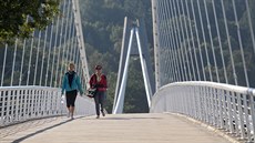 Lávka slouží pouze pěším, či cyklistům. Pro ně je hodně naddimenzovaná. Při... Lávka slouží pouze pěším, či cyklistům. Pro ně je hodně naddimenzovaná. Při...