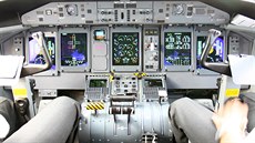 Pohled do kokpitu letounu Dash 8 verze Q400, kterou používá společnosti Flybe.... Pohled do kokpitu letounu Dash 8 verze Q400, kterou používá společnosti Flybe....
