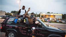 Kvli smrti ernoského mladíka demonstrovaly v americkém Fergusonu stovky