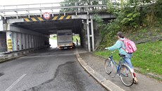 Nákladní Iveco se v Tebíi nevelo pod viadukt. Jeho vyprotní trvalo nkolik...