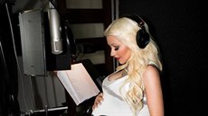 Christina Aguilera na snímku z nahrávacího studia