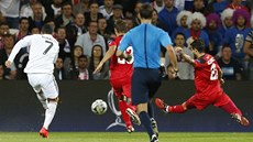 TOHLE BUDE GÓL. Cristiano Ronaldo z Realu Madrid pálí v utkání o Superpohár