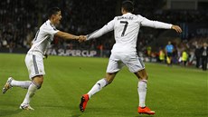 HVZDNÉ DUO. Cristiano Ronaldo a James Rodríguez z Realu Madrid se v utkání o