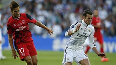 TO BOLELO. Gareth Bale z Realu Madrid padá v utkání o Superpohár proti Seville.