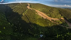 Sjezdovka do Jáchymova nabídne lyžařům jízdu dlouho tři kilometry. Sjezdovka do Jáchymova nabídne lyžařům jízdu dlouho tři kilometry.