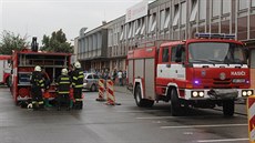 Hasii zasahují po úniku pavku na zimním stadionu v Hradci Králové (13.8.2104).