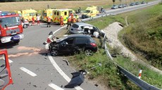 Pi nehod dvou aut na kiovatce u Bezmrova na Kromísku bylo zranno 10...