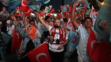 Píznivci vítají budoucího tureckého prezidenta Erdogana v ulicích Istanbulu...