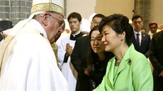 Pape se vítá s jihokorejskou prezidentkou Pak Kun-hje.