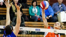 Jana Napolitano Šenková v oranžovém dresu Olomouce, smečuje proti Olympu Praha. Jana Napolitano Šenková v oranžovém dresu Olomouce, smečuje proti Olympu Praha.
