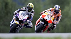 Karel Abraham (vlevo) a Dani Pedrosa bhem kvalifikace na Velkou cenu eské...