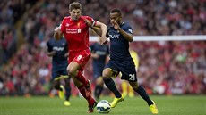 KDO S KOHO? Kapitán Liverpoolu Steven Gerrard (vlevo) a Ryan Bertrand ze...