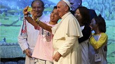 Papež František si s mladými věřícími udělal selfie (16. 8. 2014). Papež František si s mladými věřícími udělal selfie (16. 8. 2014).