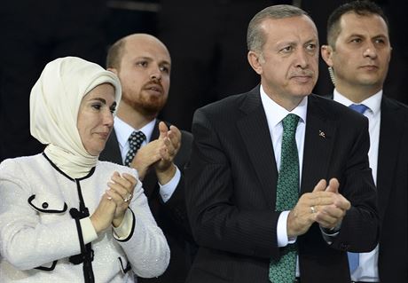 Turecký prezident Erdogan s manelkou Eminou a synem Bilalem (druhý zleva) na...
