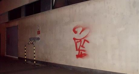 Hlídka objevila na stnách tyi totoná graffiti. (20. srpna 2014)
