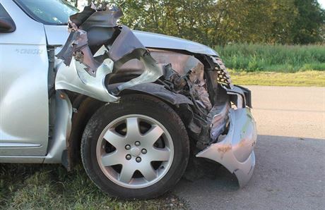 Sráka osobního motorového vlaku a Chrysleru ve Vnorovech (27. srpna, 2014).