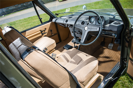 Prvn vyroben Range Rover jde do aukce.