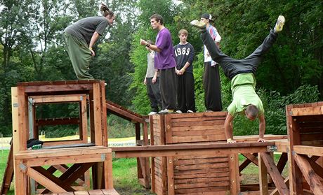 Jedním z nových krouk tohoto kolního roku je napíklad parkour, který nabízí Dm dtí a mládee v Olomouci. (Ilustraní snímek)