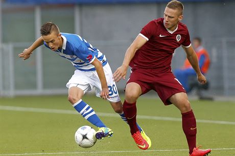 Sparanský obránce Pavel Kadeábek (vpravo) bojuje s Ryanem Thomas ze Zwolle v...