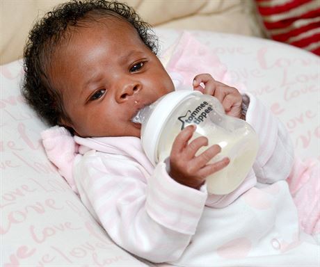 Amara pije sama od tetího dne po narození.
