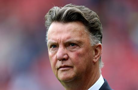 Louis Van Gaal sleduje sv svence z Manchesteru United v utkn proti