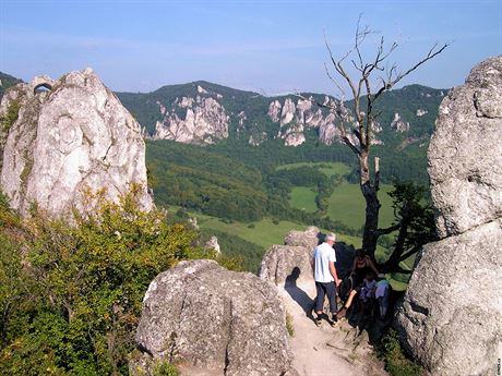 Zíceniny Súovského hradu na Slovensku jsou vyhledávanou turistickou...