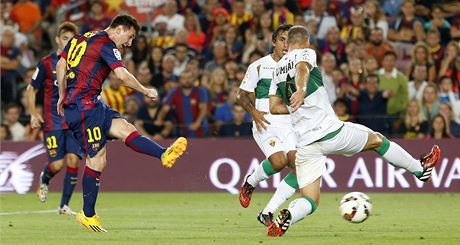 PRVNÍ GÓL SEZONY. Barcelonský útoník Lionel Messi skóruje do brány Elche.