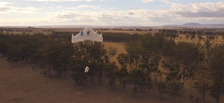 Dron v rámci testu Project Wing odhazuje náklad.