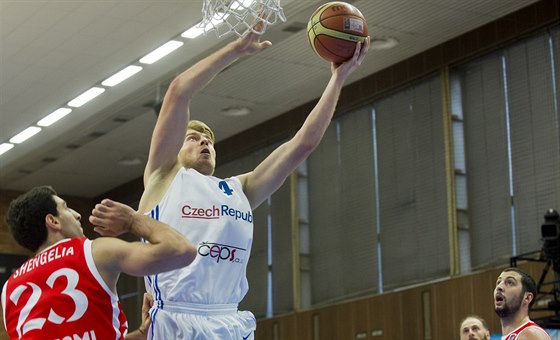 eský basketbalista Patrik Auda zakonuje - ilustraní foto.