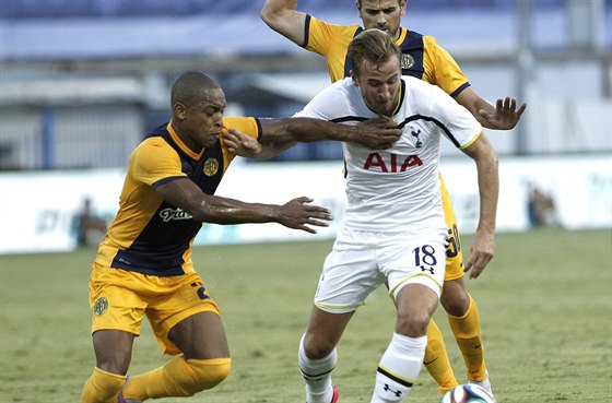 Harry Kane (vpravo) z Tottenhamu se dere pes Papadopoulose z týmu AEL Limassol.