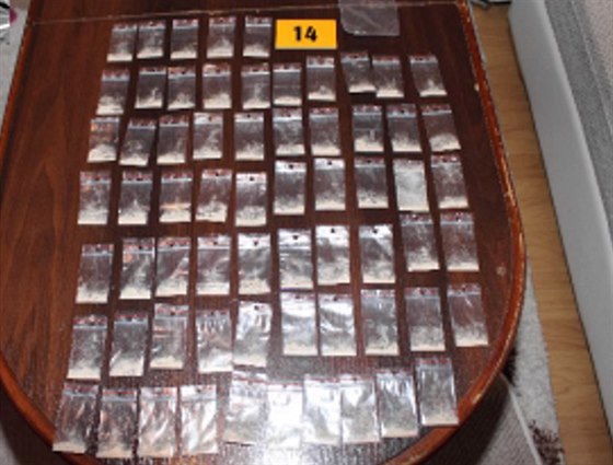 Pipravené dávky heroinu, které policisté objevili v Ostrav u zadreného páru.
