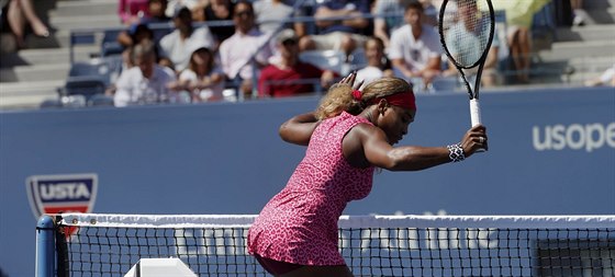 DO SÍT NE! Americká tenistka Serena Williamsová se snaí v duelu 2. kola US...