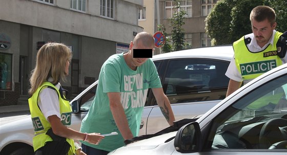 Policisté dopadli mue pod vlivem drog, který ujídl hlídce ulicemi Kladna