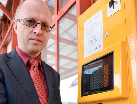 První jízdenku vydal automat editeli dopravního podniku Luboi Wejnarovi.